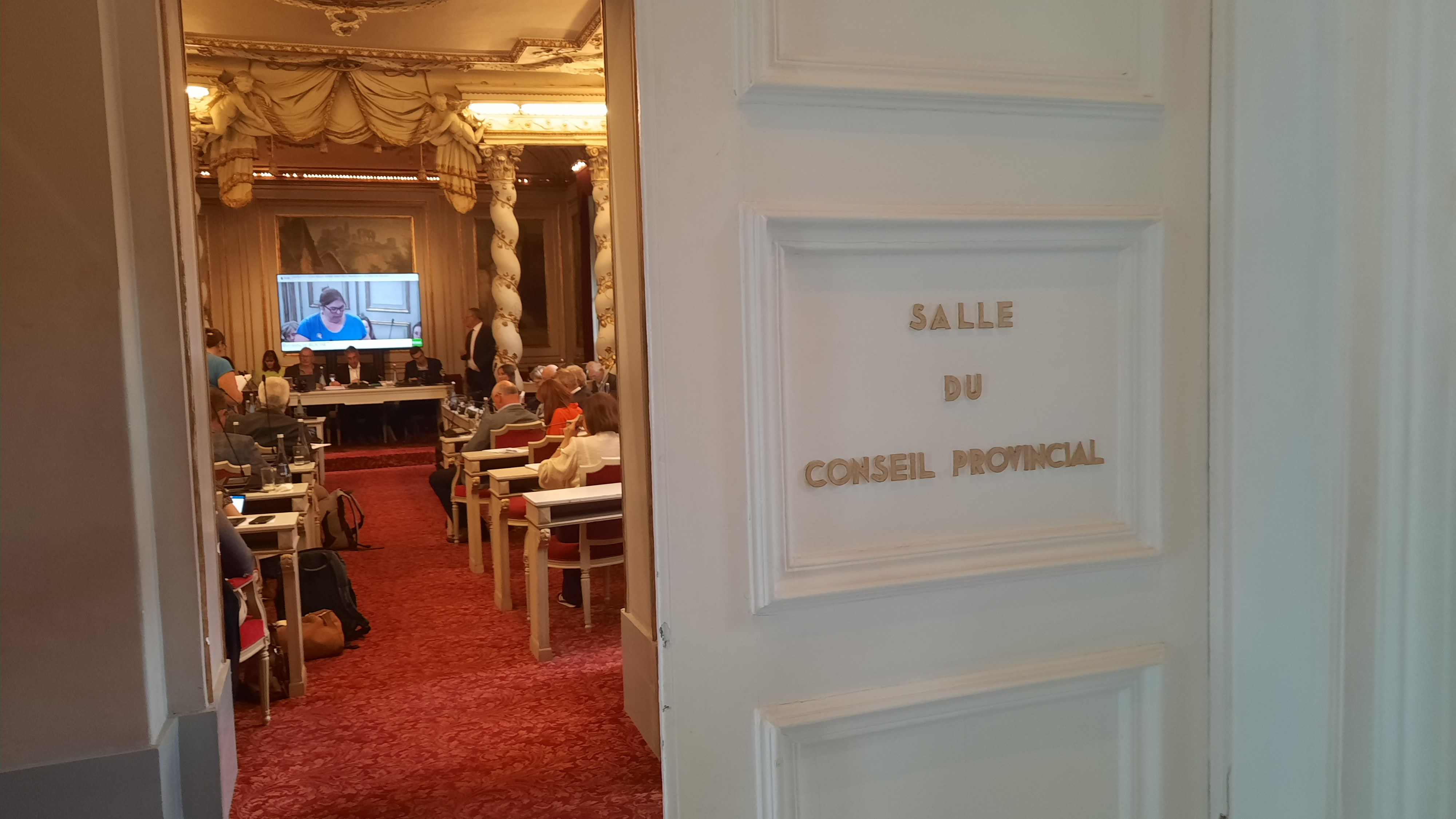 Écoles provinciales: pas d'activités politiques ou idéologiques y compris en dehors du temps scolaire