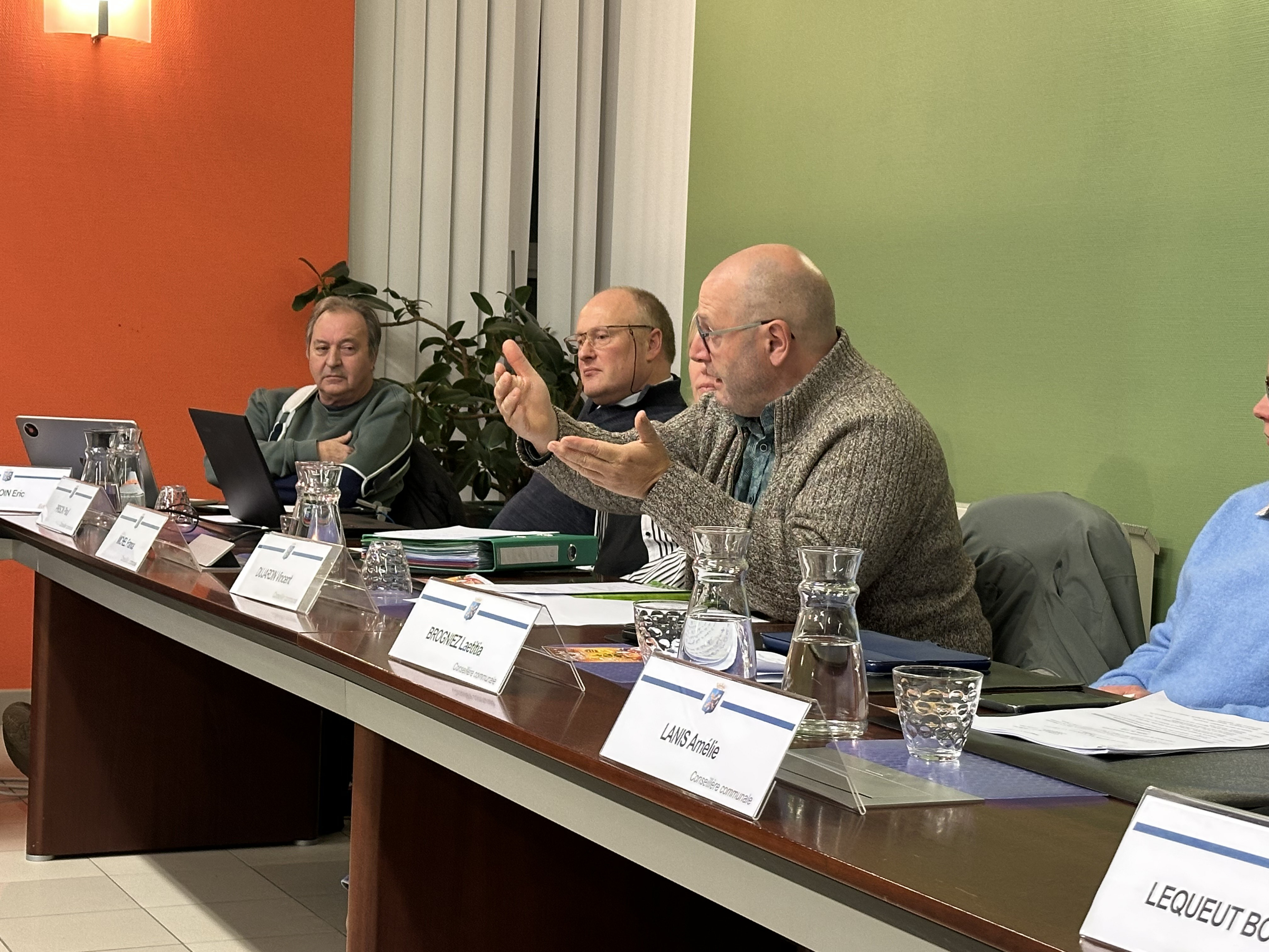 Philippeville : un conseil communal marqué par le dossier Commune–CPAS et un PST contesté