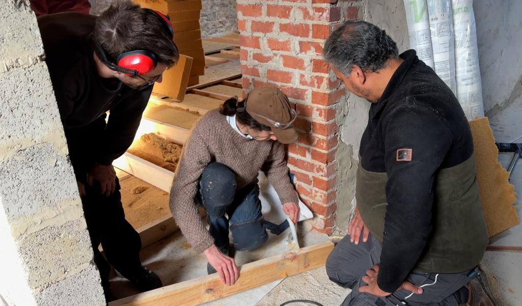 Écologique : un chantier-école pour apprendre à isoler naturellement