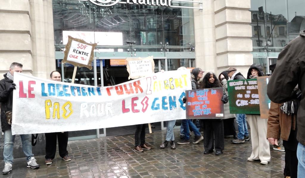 Une mobilisation aux slogans ironiques pour les sans chez-soi