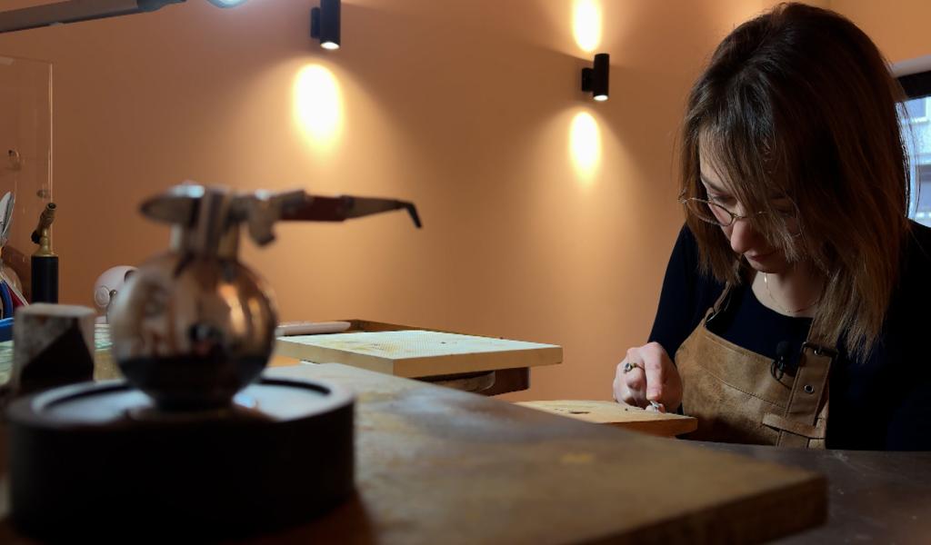 À Eghezée, Malorie Servotte façonne des bijoux de A à Z dans son atelier artisanal