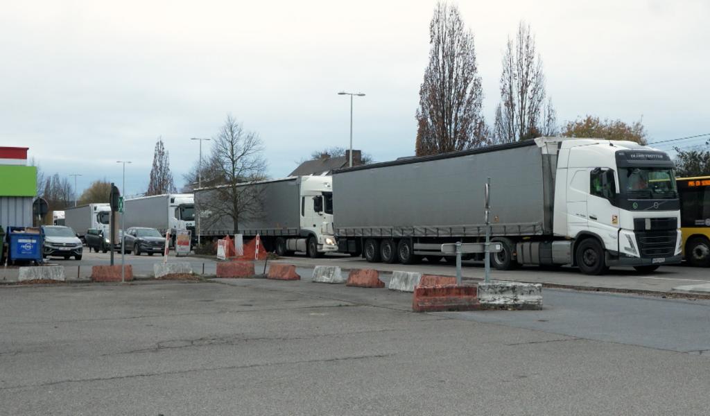 Pourquoi toutes ces files de camions route de Hannut, à Bouge ?