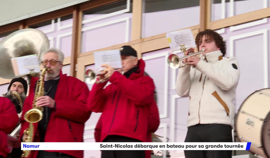 Namur : Saint-Nicolas débarque en bateau pendant sa grande tournée