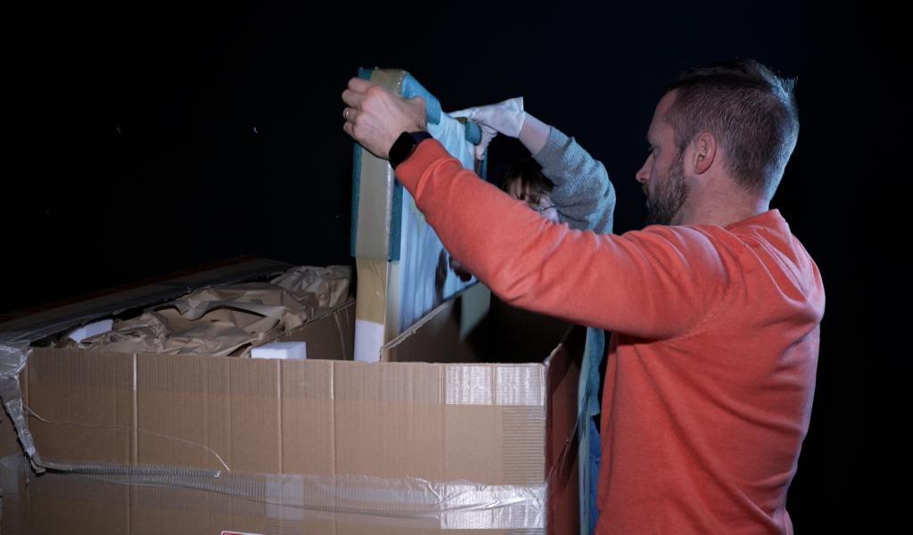 Préparation de la nouvelle exposition au Musée Rops : une livraison de 517 oeuvres venues d'Angleterre