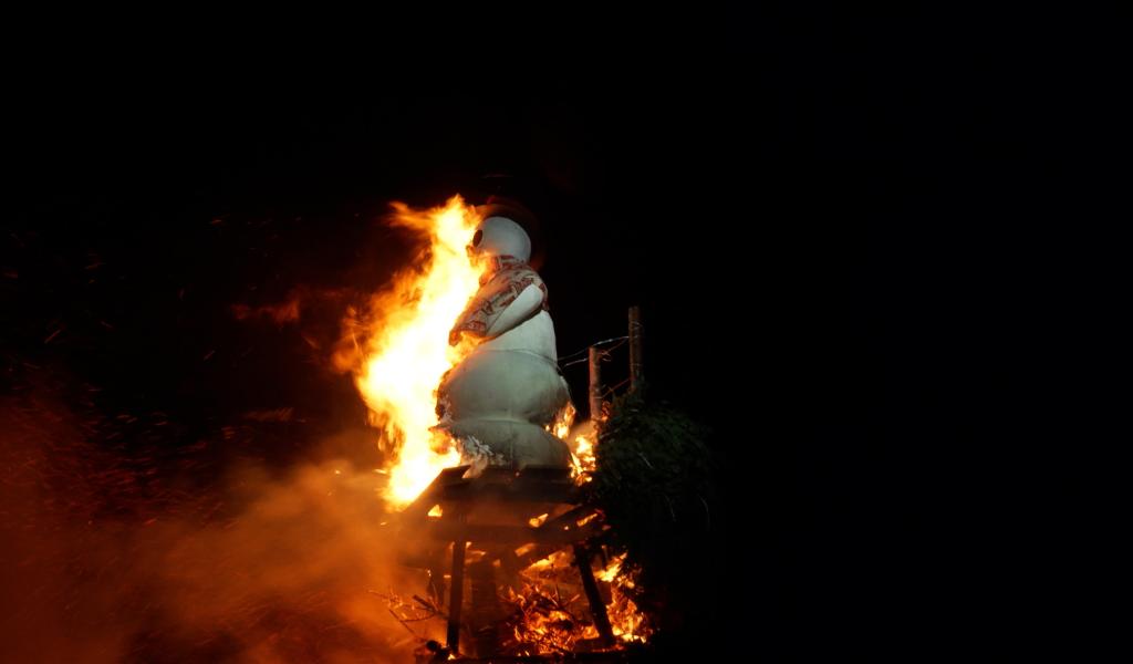 Le grand feu de Bouge trempé a tout de même brûlé pour chasser l'hiver.