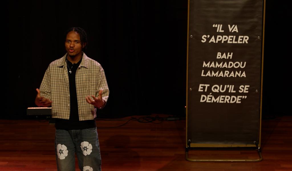 "Une vérité qui heurte" : un demandeur d'asile s'exprime sur les planches