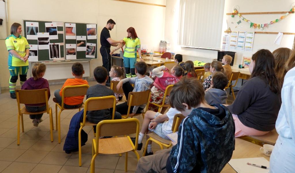 Les services de secours de Sambreville sont venus présenter leurs métiers à l'Ecole Communale de Bossière
