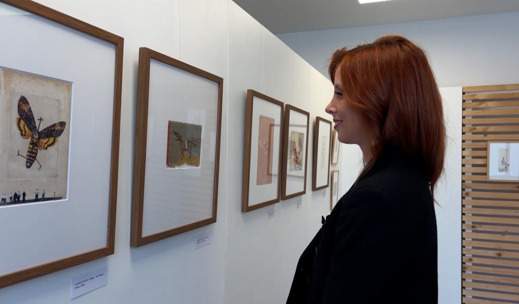 Au Musée du Petit Format, Émelyne Duval invite les visiteurs à “Rêver à rebours”