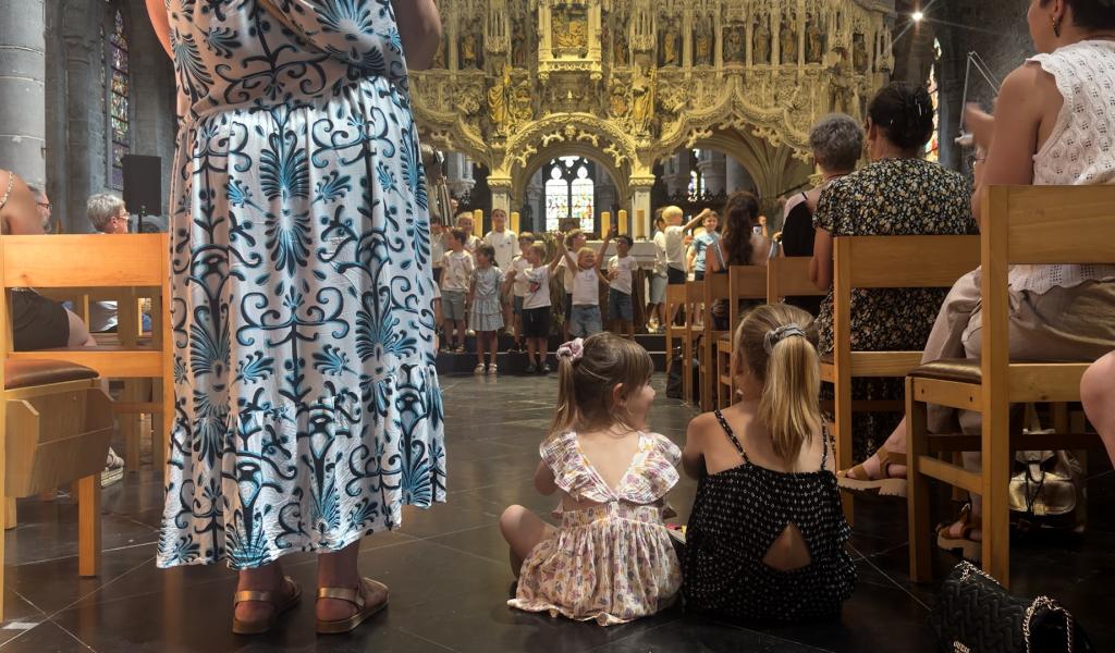 Les enfants célèbrent les 1.000 ans de Walcourt avec une exposition en bleu et blanc