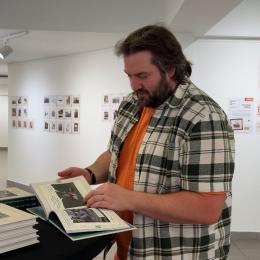 L'univers satirique de Penseur Étoile à Action-Sud