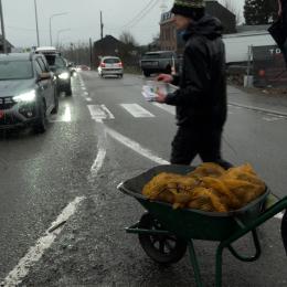 Les agriculteurs distribuent gratuitement 15 tonnes de pommes de terre aux conducteurs coincés dans les bouchons