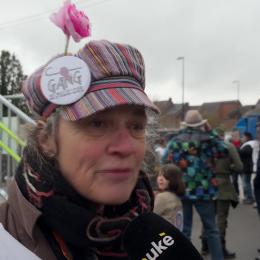 Gare de Mariembourg : une passerelle provisoire, jugée inaccessible, suscite la colère des usagers