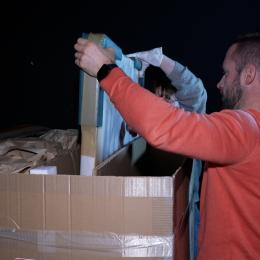 Préparation de la nouvelle exposition au Musée Rops : une livraison de 517 oeuvres venues d'Angleterre