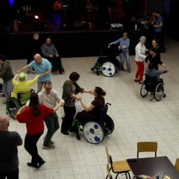 Cyclo bal: le FolkNam Trad organise son premier bal folk pour les personnes en chaise roulante