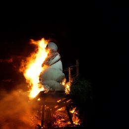 Le grand feu de Bouge trempé a tout de même brûlé pour chasser l'hiver.