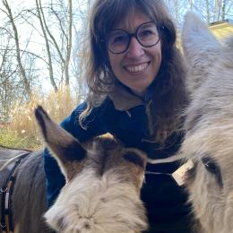 Sybille, Éghezéenne, se déplace auprès des publics fragiles avec ses ânes