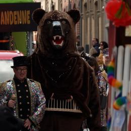 Carnaval des Ours à Andenne sous le soleil