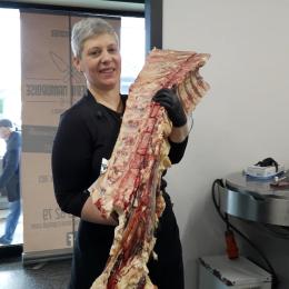 La gérante de la boucherie est une femme passionnée