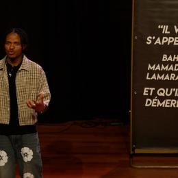 "Une vérité qui heurte" : un demandeur d'asile s'exprime sur les planches