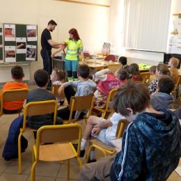 Les services de secours de Sambreville sont venus présenter leurs métiers à l'Ecole Communale de Bossière