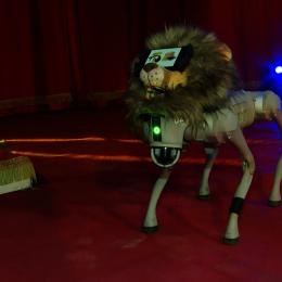 Un lion robotisé sur la piste de Bouglione