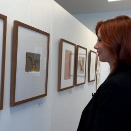 Au Musée du Petit Format, Émelyne Duval invite les visiteurs à “Rêver à rebours”