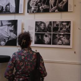 L’exposition « Cordons » met en lumière la réalité des mamans solos