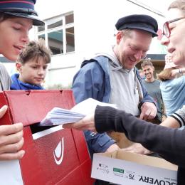 Des facteurs à bicyclette portent la voix de l'école