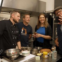 équipe de la bonne bouffe qui regarde téléphone