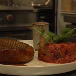 image du plat de veau et fraises