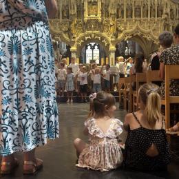 Les enfants célèbrent les 1.000 ans de Walcourt avec une exposition en bleu et blanc