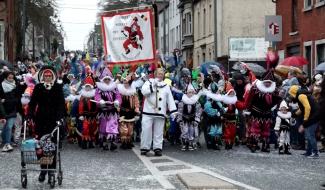 La fête du laetare à Fosses-la-ville avec des Clowns et des Chinels de plus en plus nombreux.