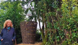Une tasse géante en osier fabriquée le long d’un sentier de balade à Assesse