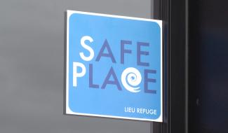 La ville de Namur lance un réseau de lieux refuges contre le harcèlement de rue, les “safe place”