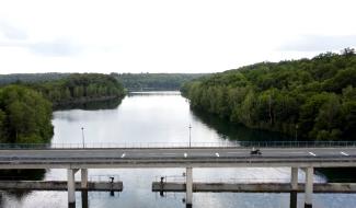 Des casse-vitesses bientôt installés sur la route des Lacs pour lutter contre les rodéos urbains