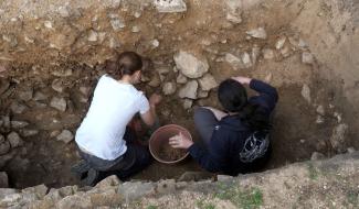 Des jeunes en stage d'archéologie au château de Gesves
