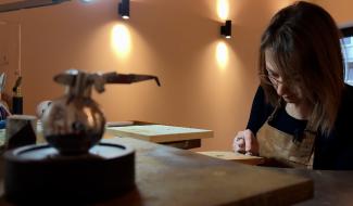 À Eghezée, Malorie Servotte façonne des bijoux de A à Z dans son atelier artisanal