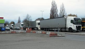 Pourquoi toutes ces files de camions route de Hannut, à Bouge ?