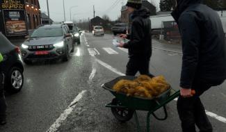 Les agriculteurs distribuent gratuitement 15 tonnes de pommes de terre aux conducteurs coincés dans les bouchons