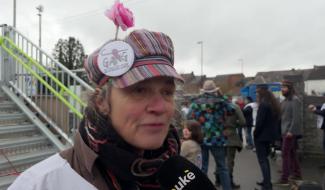 Gare de Mariembourg : une passerelle provisoire, jugée inaccessible, suscite la colère des usagers