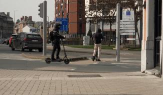 Trottinettes électriques: vers le port du casque obligatoire à terme?