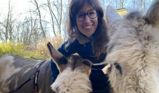 Sybille, Éghezéenne, se déplace auprès des publics fragiles avec ses ânes