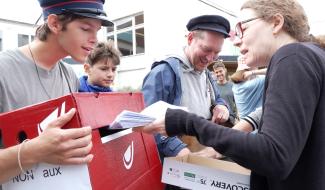 Des facteurs à bicyclette portent la voix de l'école