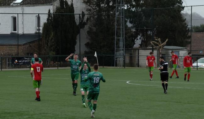 Lustin s’offre un festival de buts chez le leader et relance la course au titre