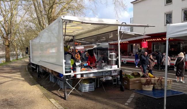 Namur: le marché du bord de l'eau a pris ses nouveaux quartiers