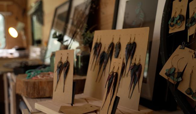 Chic et original : des bijoux taillés dans des chambres à air !