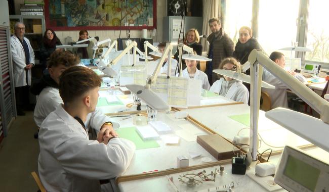 Enseignement qualifiant : pour l'opposition, cette réforme est "aberrante"