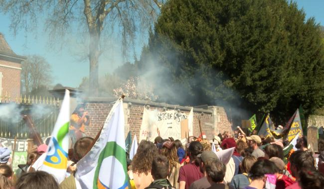 Agriculteurs en colère : "Ils agissent en seigneurs féodaux, on les assiège comme au Moyen-Âge"
