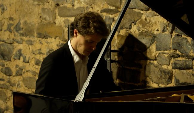 Les notes de Florian Noack envoute la ferme d’Hulplanche pour le festival de l'Été mosan