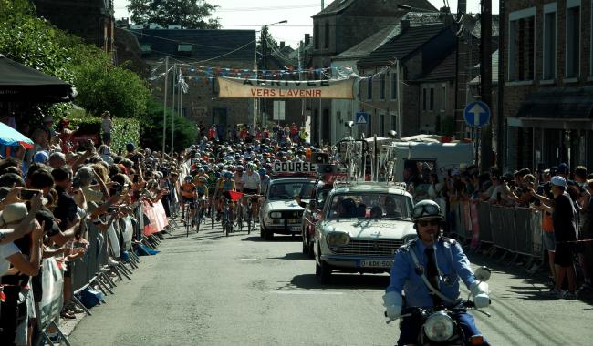 Incroyable succès de foule pour la 12ème Vieille Boucle Lustinoise